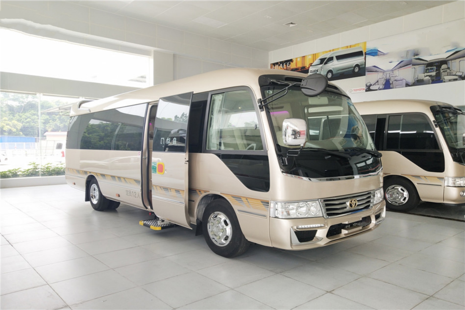 豐田考斯特12座蒙娜麗莎版